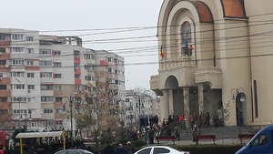 Lacrimi si durere, la Braila! Imagini emotionante de la capela unde este depus trupul asistentei! Mama Laurei Vizureanu a lesinat