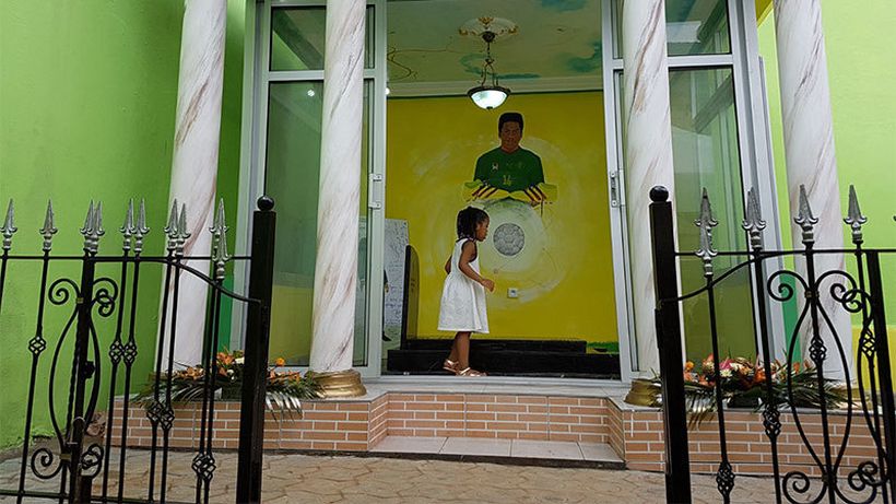 EXCLUSIVITATE. Ce a făcut soţia ”leului” cu puţinii bani de la Dinamo. Imagini în premieră de la mormântul fotbalistului. Văduva lui Ekeng a…