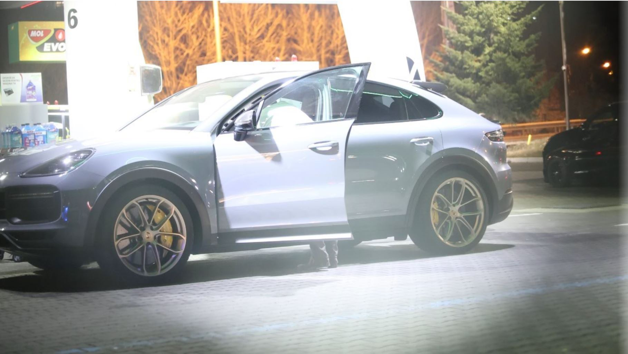 Înainte de a ajunge la restaurant, Yoav Stern a oprit pentru a alimenta bolidul Porsche Cayenne Turbo GT, cu preț de pornire de 200.000 € (Foto: CANCAN.RO)