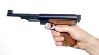 Trei tinere din Chisinau au fost impuscate in plina strada cu o arma pneumatica