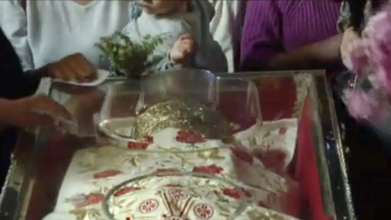 Minune dovedită! Ce a găsit în buzunar Viorica din Iași, imediat după ce a lăsat o monedă în racla cu moaștele Sfintei Parascheva