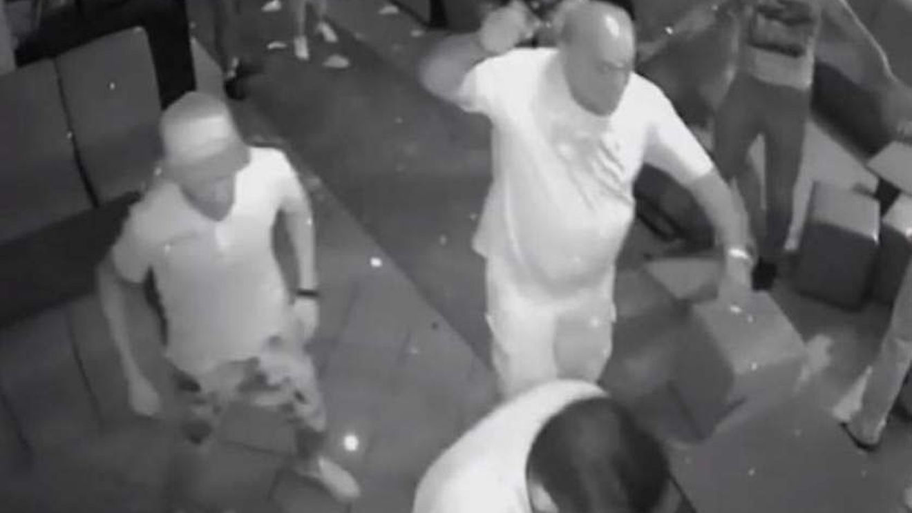 Scandal sângeros într-un club! Un tânăr a fost rupt în bătaie de patru scandalagii. Atenţie, imagini şocante!