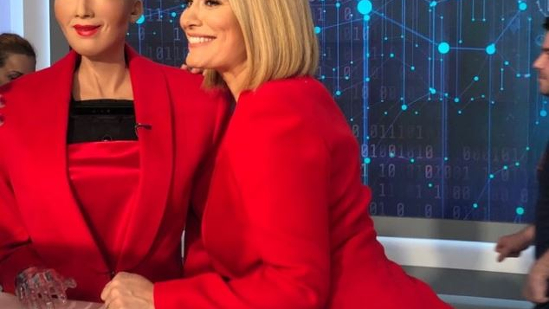 Robotul umanoid Sophia a ajuns în platoul Știrilor ProTV! Andreea Esca i-a luat interviu: ”Ar trebui să mă tem că-mi iei locul?”