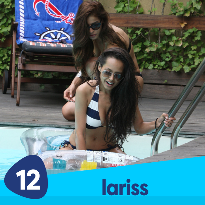 Lariss, sexy și jucăușă la plajă