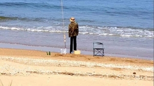 Imagini virale. Polițiștii au vrut să amendeze un bărbat pe o plajă, dar au avut parte de un șoc atunci când au ajuns lângă el