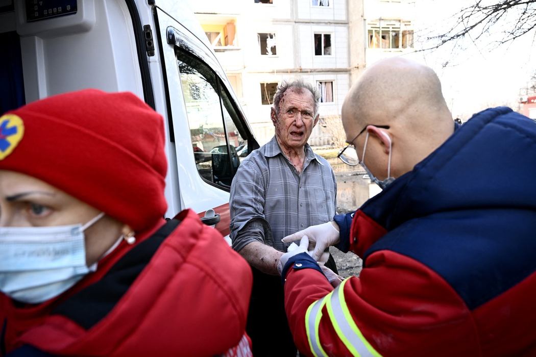 Personalul medical tratează un bărbat rănit, după bombardamentele asupra orașului Chuguiv, din estul Ucrainei, pe 24 februarie 2022. (Sursa foto: profimedia.ro)