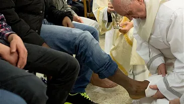 Papa Francisc a uimit iar pe toată lumea: A realizat ceremonia spălării picioarelor pentru 12 deţinuţi, printre care şi femei