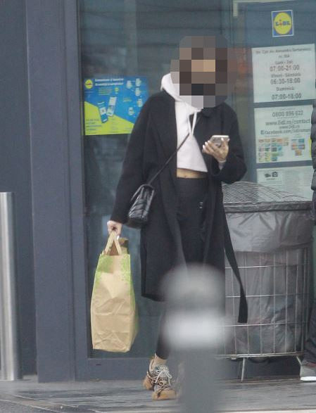 I.D. iese din hypermarket cu cumpărăturile aferente