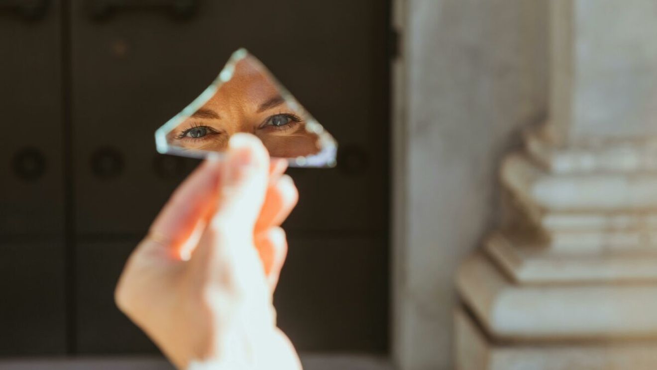 Adevărul despre mitul care spune că ochii nu cresc niciodată: ce se întâmplă, de fapt, din copilărie până la bătrânețe