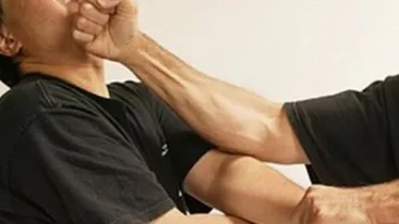 Patronul unui bar, bătut cu sălbăticie de trei români. Motivul este halucinant!