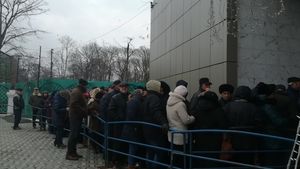 O femeie a leşinat, după ore întregi de stat la coadă pentru bilete de Revelion, organizat de Primărie
