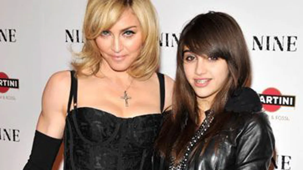 Fiica Madonnei s-a transformat intr-o servitoare sexy! Este provocatoare si a demonstrat ca nu mai e deloc un copil