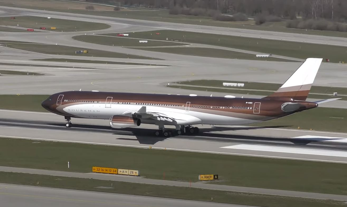 Avionul privat al lui Alisher Usmanov