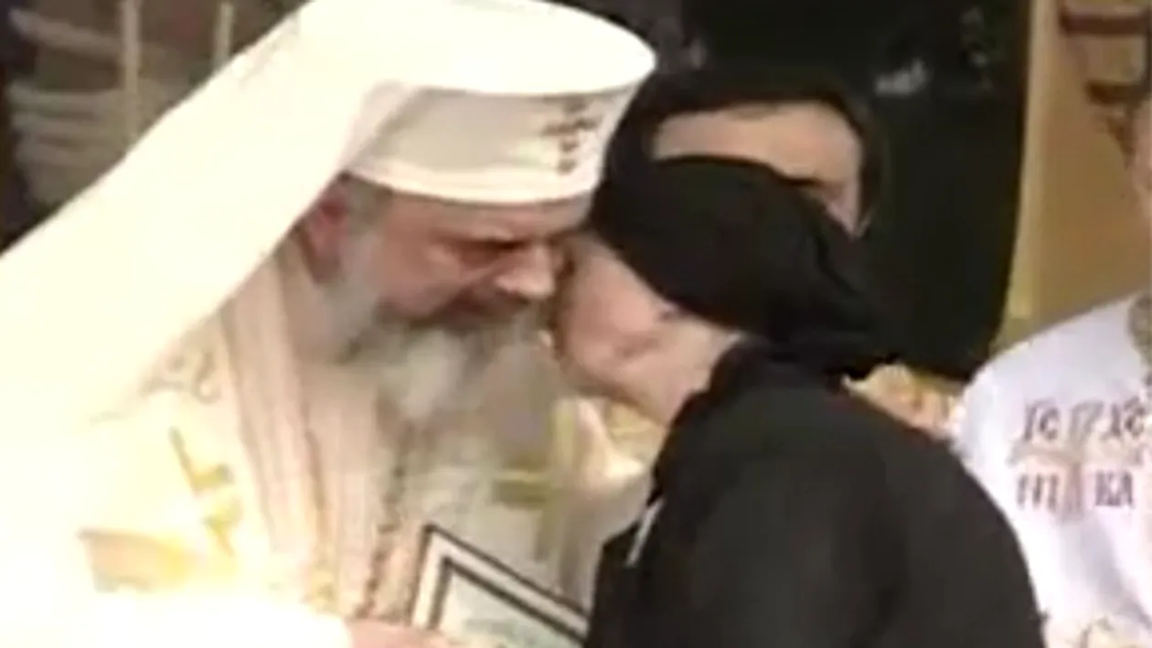 Mama lui Gigi Becali a primit o distinctie din partea Patriarhului Daniel! Femeia, aplaudata de toti cei prezenti la ceremonie
