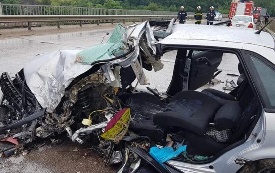 Un român a murit, soţia şi copilul lui sunt în comă, după un accident înfiorător în Bulgaria! Au fost implicate 4 autoturisme şi un TIR
