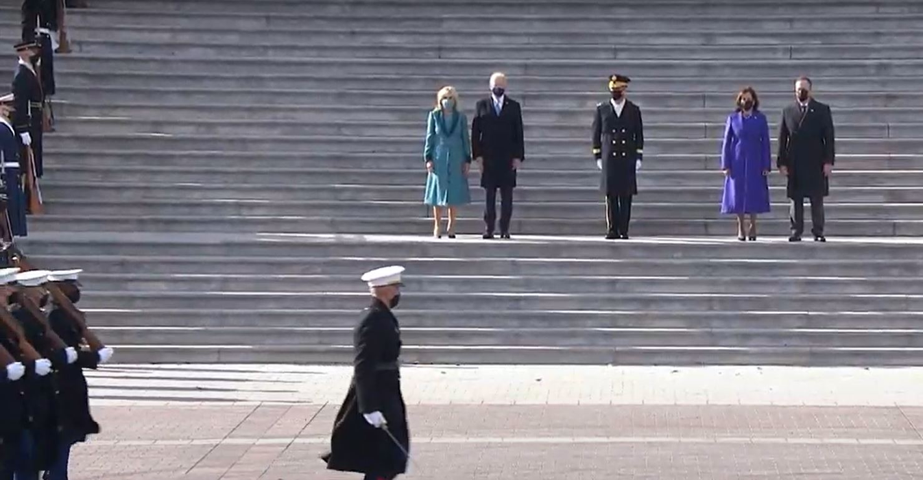 Jill Biden, apariția ravisantă la ceremonia de învestire a soțului ei în funcţia de preşedinte al SUA. Melania Trump a încălcat tradiţia transferului puterii | FOTO & VIDEO