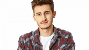 Mihai Zmenta, cunoscutul vlogger, mesaj acid după moartea lui Nelu Ploieșteanu: "Ne pleacă lăutarii să le cânte îngerilor. Solo pentru Sfântul Petru!"