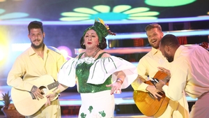 Romică Țociu, epilat de soție pentru transformarea în Carmen Miranda, de la “Te cunosc de undeva!”
