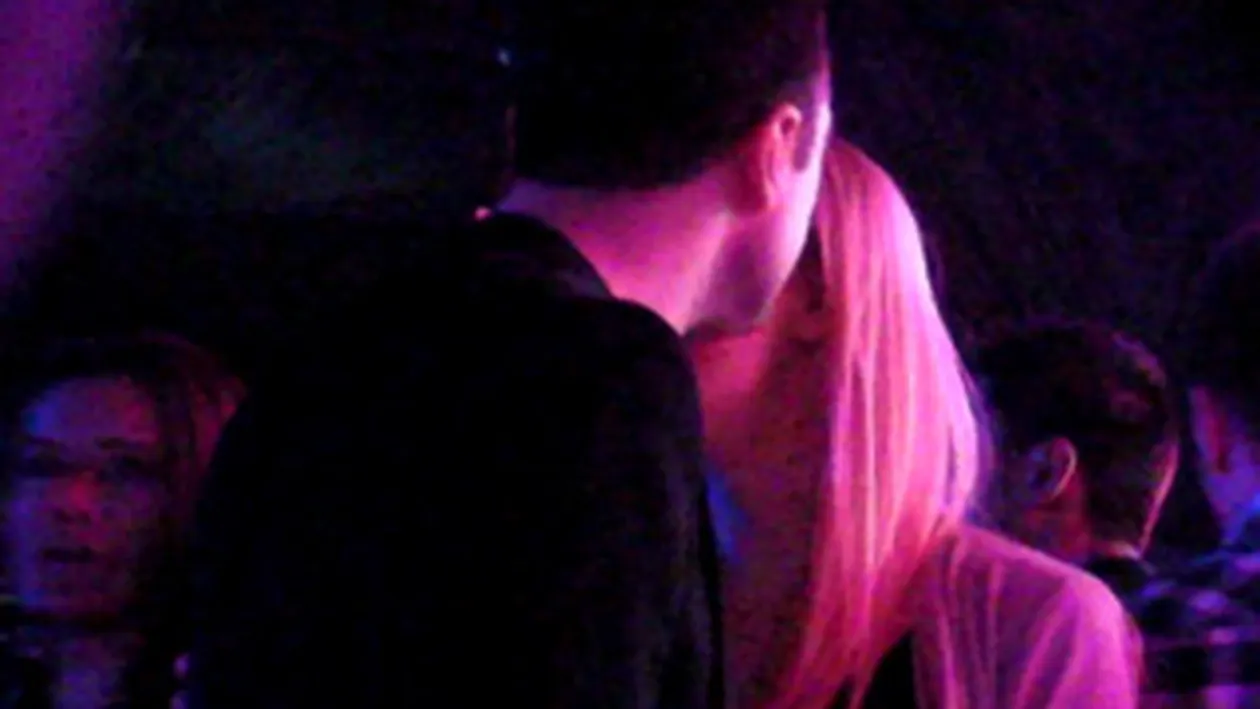 Cornel de la Vunk a ramas acelasi cuceritor incurabil! Si-a luat o blonda consumatoare de bere, direct de la bar