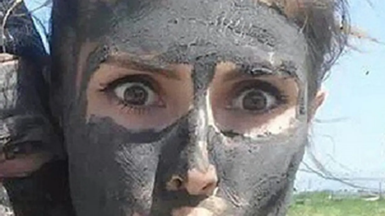 Recunoasteti cantareata din imagine? Ce artista de la noi s-a lasat unsa cu namol pe tot corpul