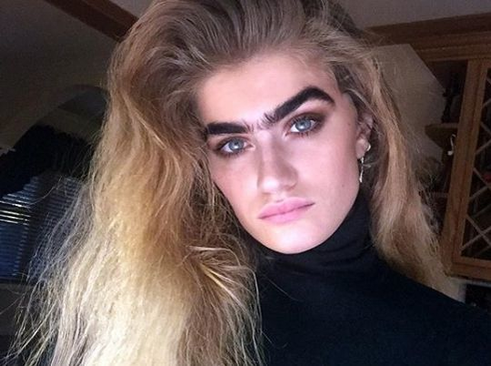 Este manechin de succes şi arată aşa! Blonda refuză să se penseze dintr-un motiv uluitor