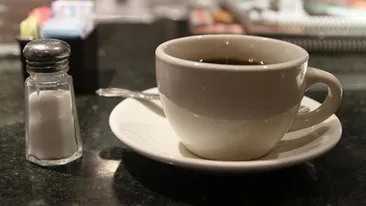 Un bărbat şi-a băut toată viaţa cafeaua cu sare. Atunci când acesta a murit, soţia lui a descoperit de ce făcea asta: Te rog să mă ierţi! Te-am minţit o singură dată