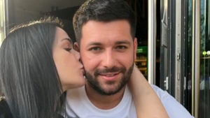 Ce diferență de vârstă este, de fapt, între Deea Maxer și Robert Drilea. Femeia face gesturi tot mai explicite pentru iubitul tinerel