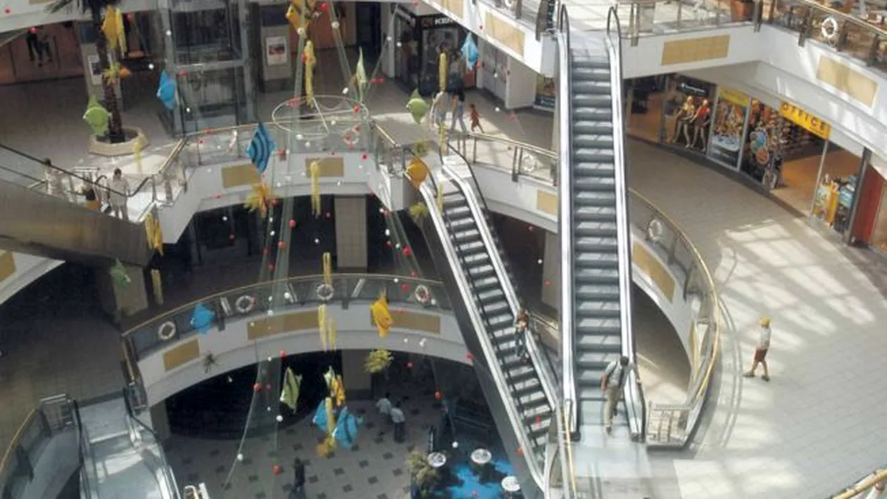 O femeie a căzut de la înăltime în mall-ul Plaza! A murit la spital