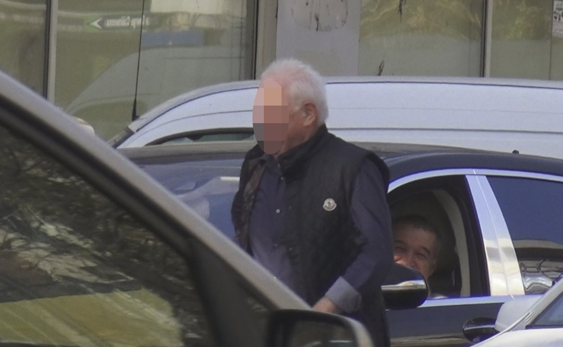 Gigi Becali încheie conversația cu amicul său
