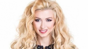 Vezi poza cu Andreea Balan care a strans mii de like-uri pe Facebook in doar cateva ore! Cine o tine in brate pe vedeta