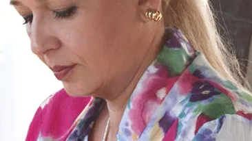 Dana Nastase se simte extrem de rau dupa ce sotul ei a incercat sa se sinucida! Nu a iesit deloc din casa! A primit ingrijiri medicale la domiciliu!