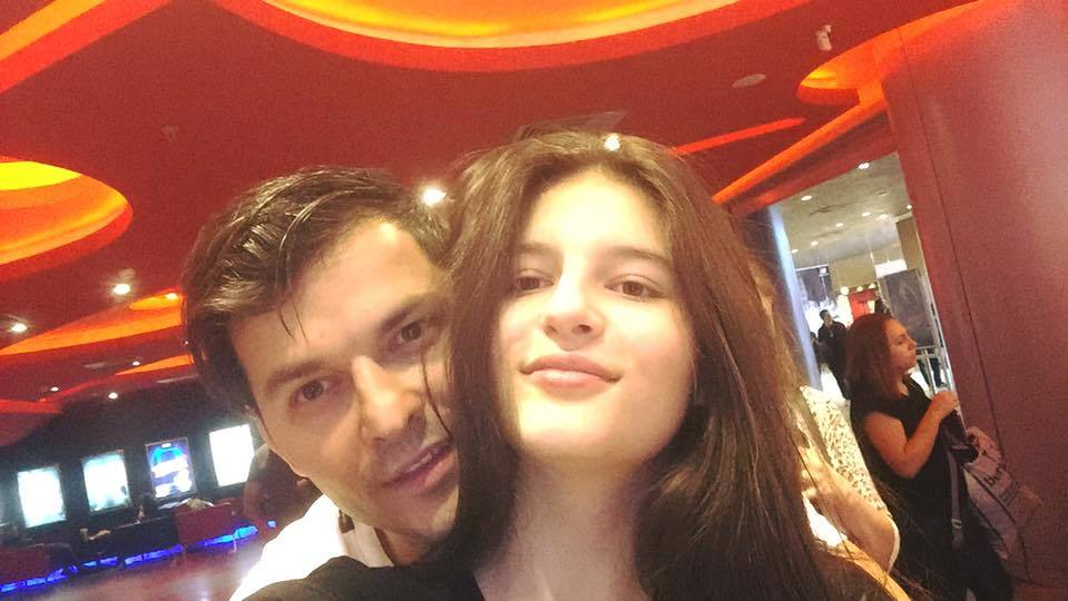 LIVIU VÂRCIU s-a fotografiat alături de fiica sa, CARMINA, iar fanii au reacţionat imediat! Vezi cât de mult seamănă cei doi