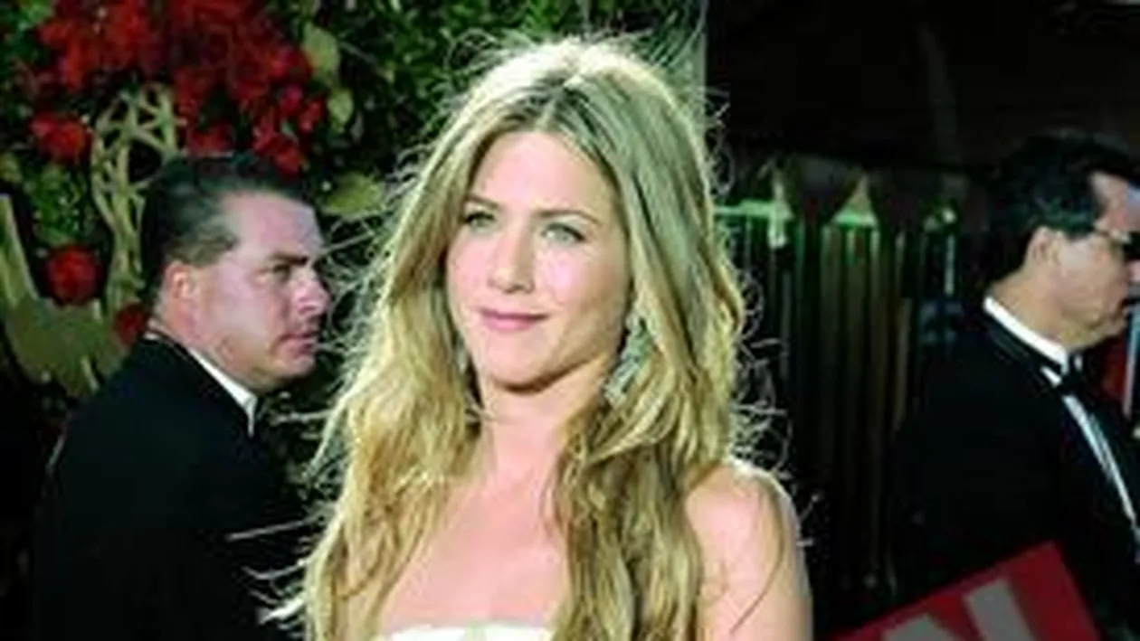 Jennifer Aniston da 20.000 $ pe luna pe cosmetice