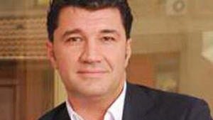 Scene ca-n filmele cu mafioti! Acuzat ca s-a imprumutat la camatari, recuperatorii i-au blocat masina unui milionar!