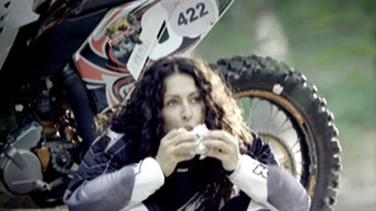 Mihaela Radulescu face reclama la mezeluri pe motor! VEZI FOTO!