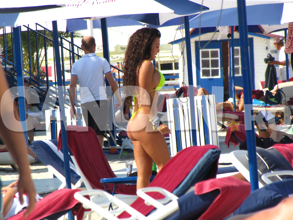 Celebra dansatoare de la ”Românii au Talent” a îmbrăcat un costum minuscul de baie! A ”dat foc” plajei cu funduleţul antrenat la bară!