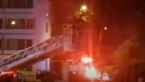Incendiu puternic la un hotel din Eforie Sud. 80 de turiști au fost evacuați | VIDEO