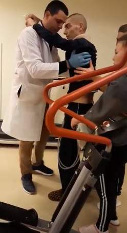 Doctorii l-au trimis să moară acasă. Bogdan Marghiol s-a ridicat din pat şi merge | VIDEO