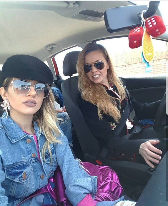 Lidia Buble alături de sora ei cea mare