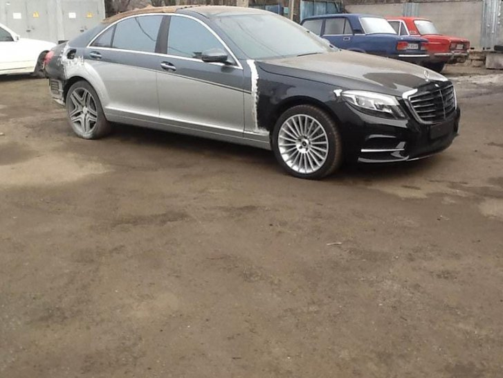 Cum şi-a TĂIAT Mercedesul ca să semene cu cea mai tare limuzină nemţească! Imagini uimitoare dintr-un garaj dărăpănat!