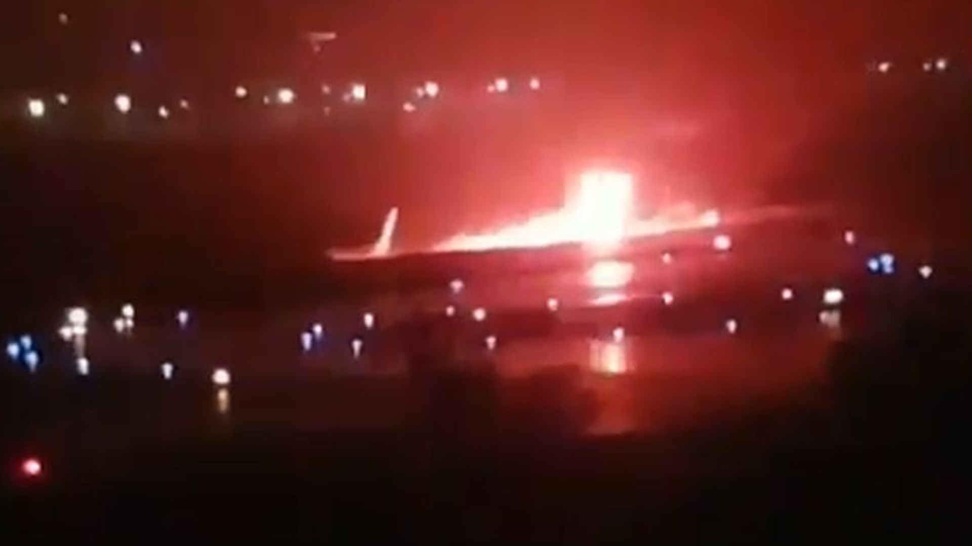 Un avion de pasageri cu 164 de persoane la bord a luat foc la aterizare, în Rusia!