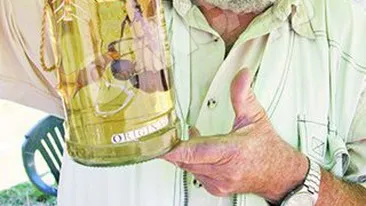 O sticla de tuica s-a vandut cu 1.500 de lei!