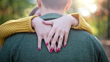 Cuplu bombă în showbiz! Fostul soț al unei prezentatoare TV, surprins cu o concurentă de la Mireasa