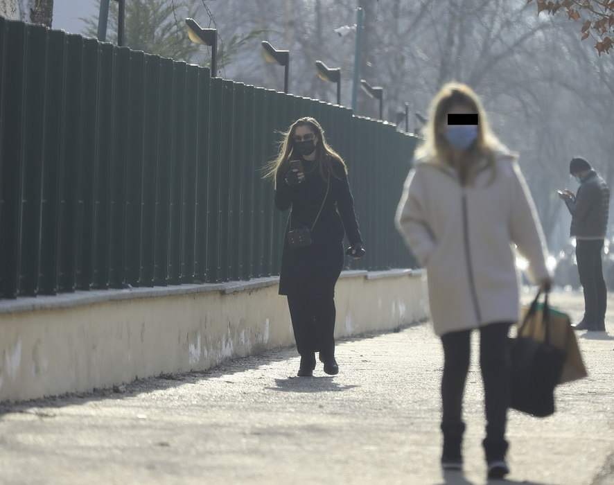 În vârstă de 56 de ani, Romanița Iovan și-a ales o ținută all black când a plecat de acasă pentru a-și rezolva sarcinile pe care le avea în agendă © CANCAN.RO