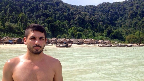 Fostii colegi din Akcent se razboiesc, dar el se relaxeaza! Vezi unde se lafaie Marius Nedelcu si cum s-a pozat la bustul gol!