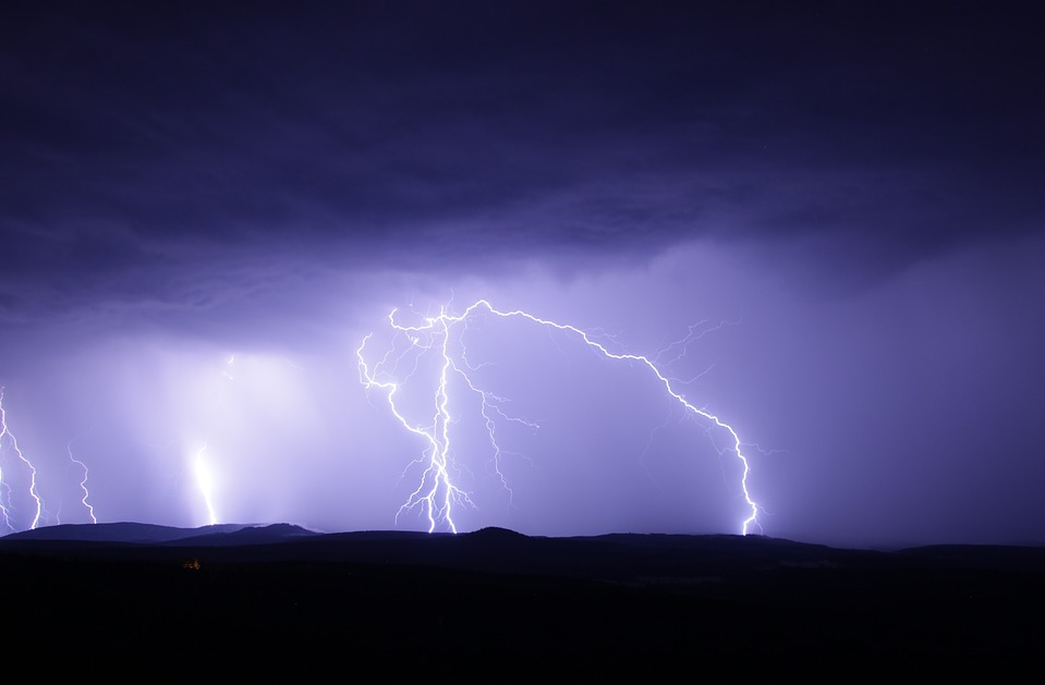 Prognoza meteo 6 mai. E COD GALBEN de furtuni în mai multe județe din țară. Temperaturile scad foarte mult
