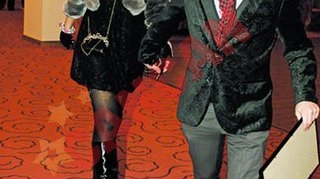 A dus-o la teatru
