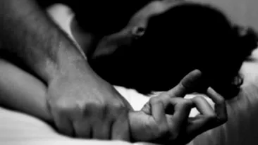 Un tânăr de 16 ani a fost reținut și plasat în arest la domiciliu, după ce a violat o fată în noaptea de Revelion