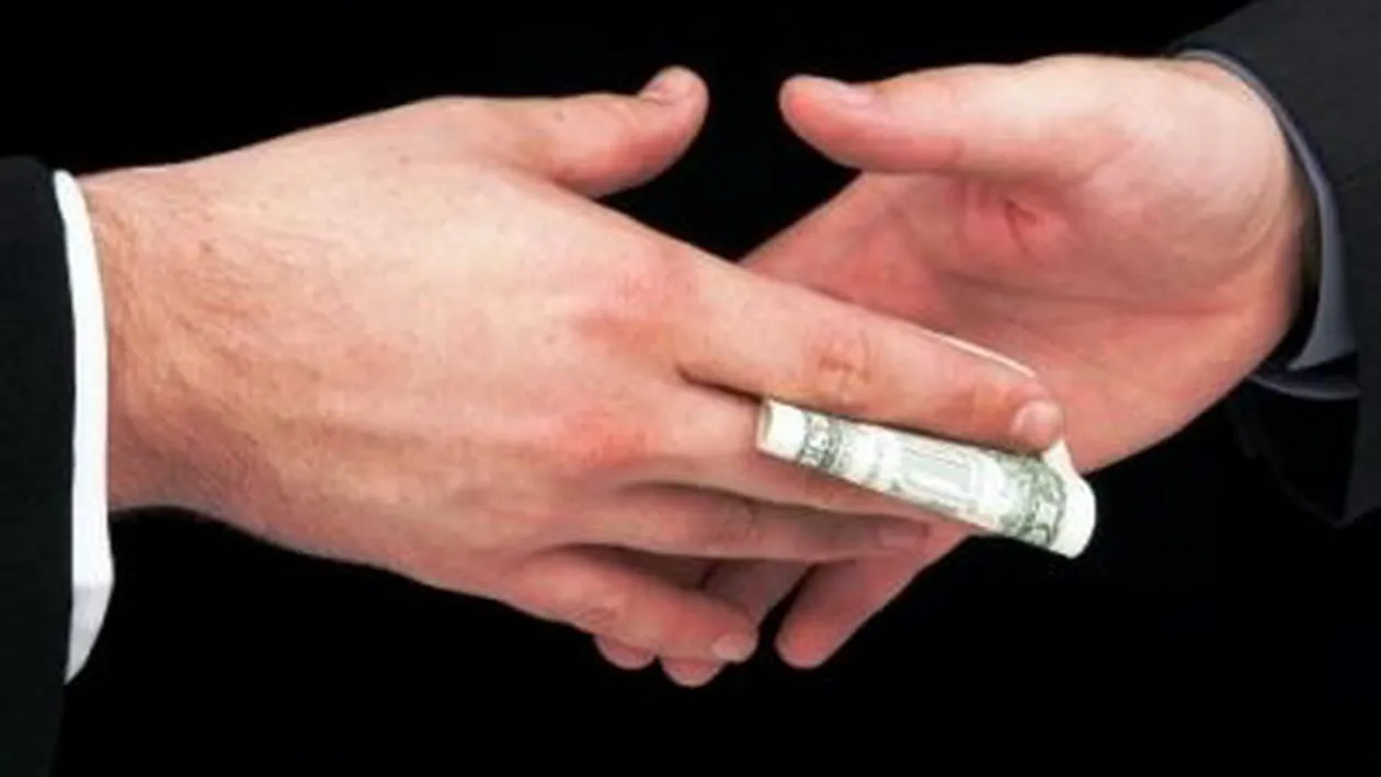 Un vameș a fost prins în timp ce lua mită. Ce s-a întâmplat cu bărbatul