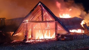 Arde Ferma Dacilor! Incendiu de proporții la pensiunea din Prahova. Update: 6 morți, un copil și cinci adulți, și alte 2 persoane date dispărute